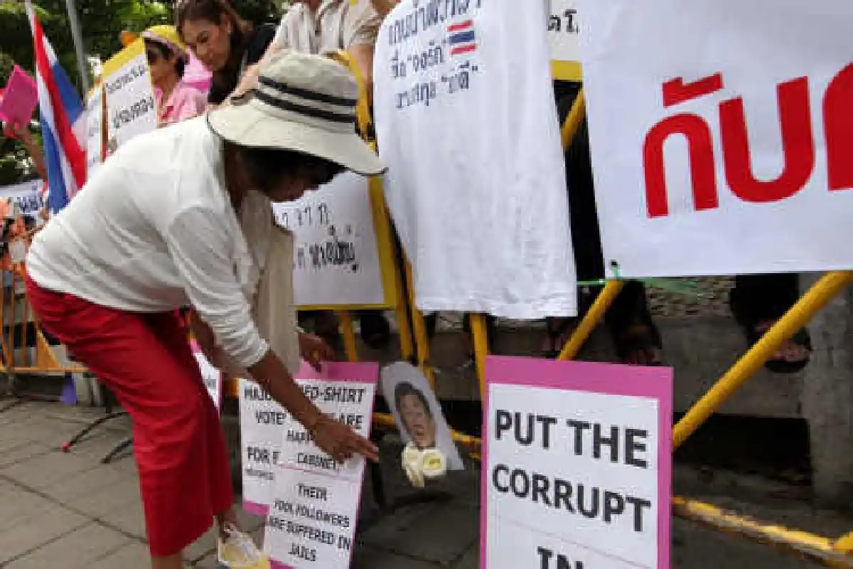 ม็อบค้านพ.ร.บ.ปรองดองตั้งเวทีชุมนุมหน้าสภา