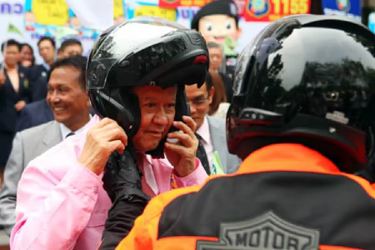 ชุมพลปล่อยแถวตำรวจดูแลนักท่องเที่ยวสงกรานต์