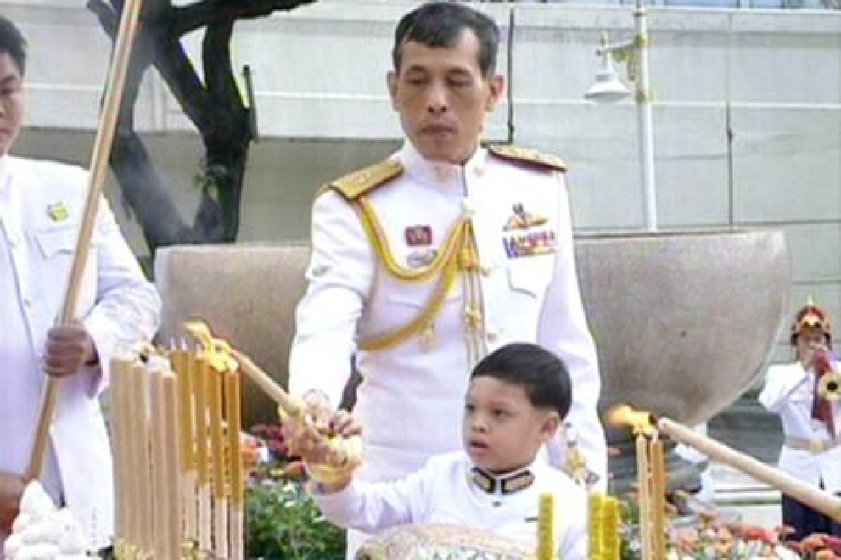 พระบรมฯเสด็จฯทรงวางพานพุ่มระลึกมหาจักรีบรมราชวงศ์ พระบรมฯเสด็จฯทรงวางพานพุ่มระลึกมหาจักรีบรมราชวงศ์