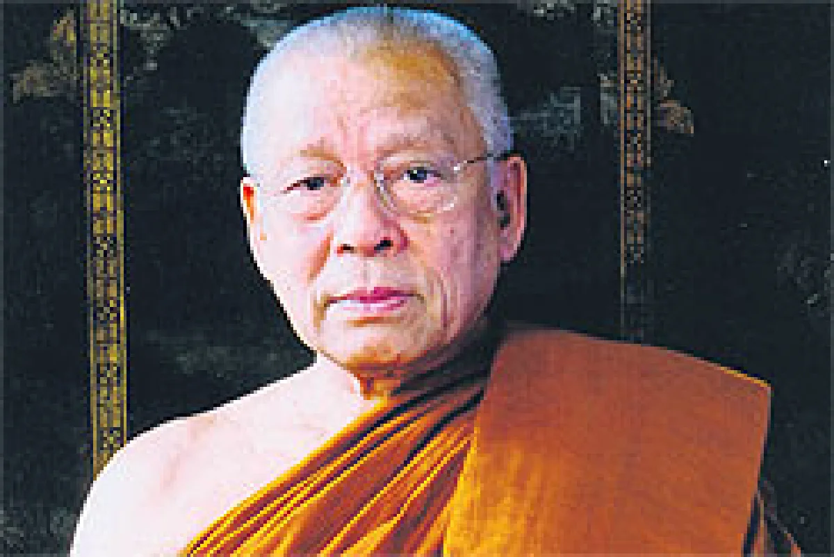 สมเด็จพระวันรัต พระเถระผู้ใหญ่นั่งเสลี่ยงกลีบบัว อ่านอภิธรรม นำริ้วขบวนพระอิสรริยยศ
