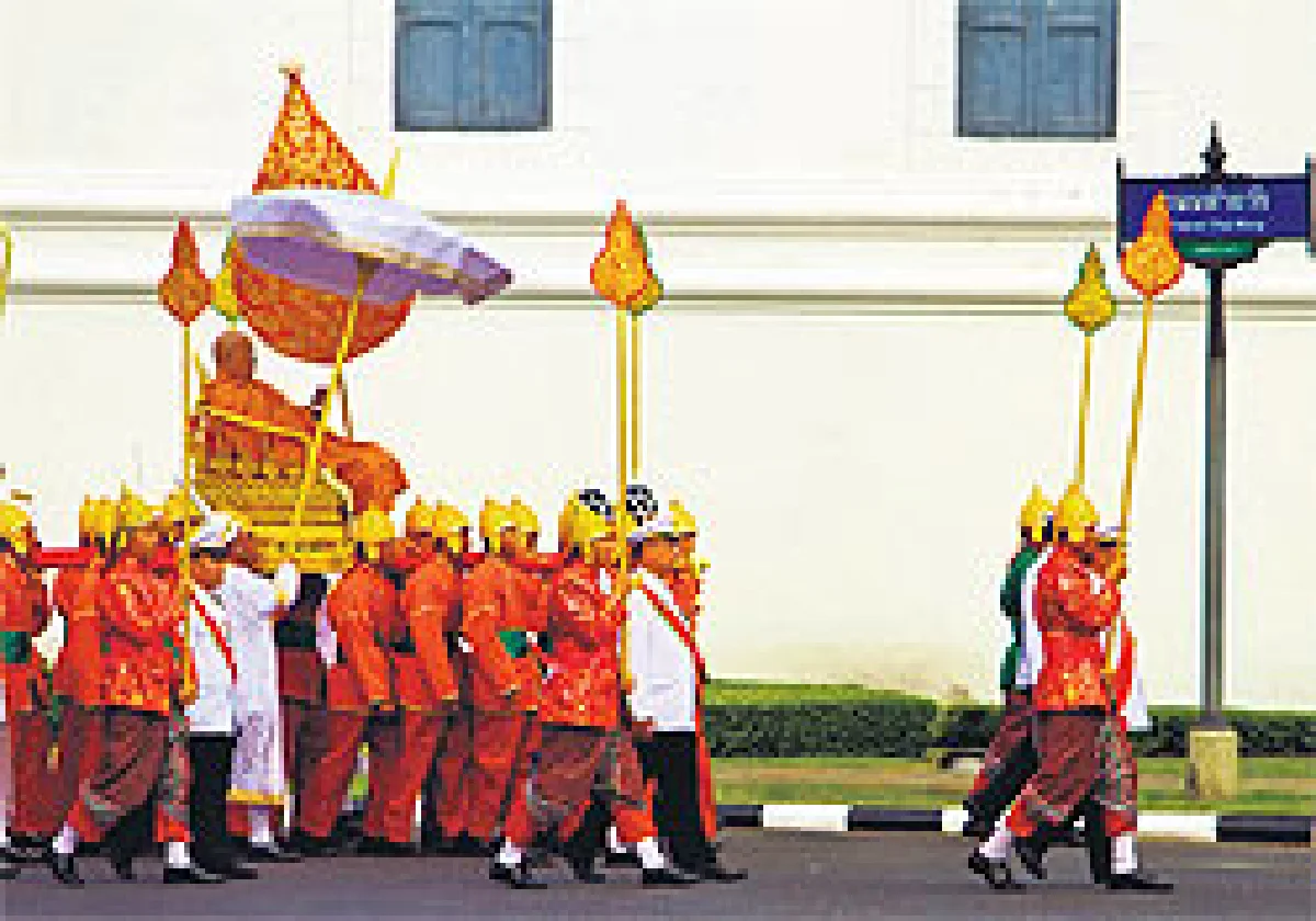 สมเด็จพระวันรัต พระเถระผู้ใหญ่นั่งเสลี่ยงกลีบบัว อ่านอภิธรรม นำริ้วขบวนพระอิสรริยยศ