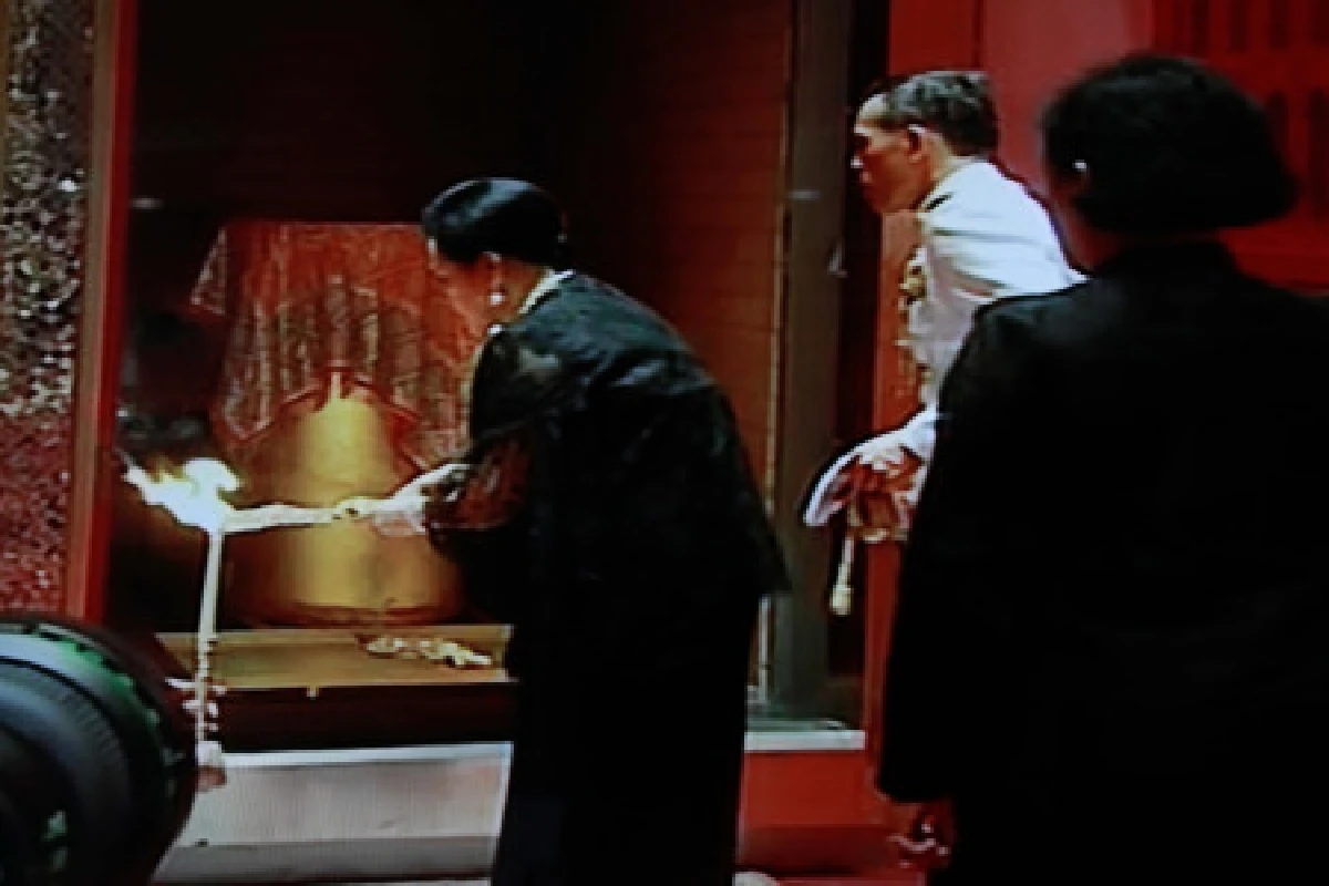 ในหลวงเสด็จพระราชทานเพลิงพระศพ