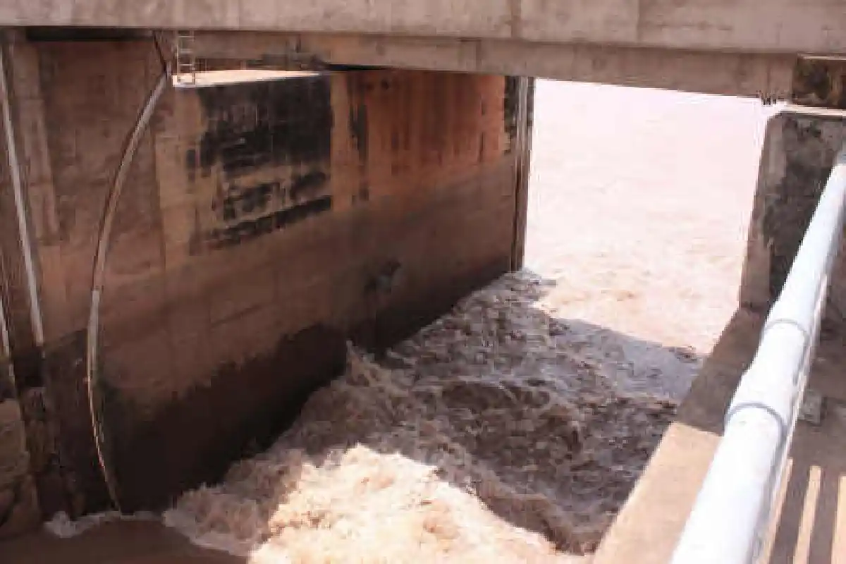 หวั่นท่วมซ้ำบานประตูเขื่อนนเรศวรพัง