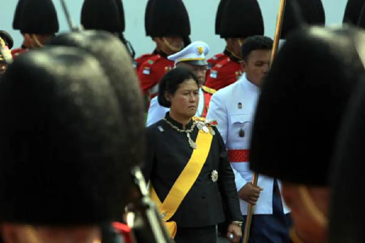 พระบรมฯเสด็จเชิญพระโกศเจ้าฟ้าเพชรรัตนออกพระเมรุ