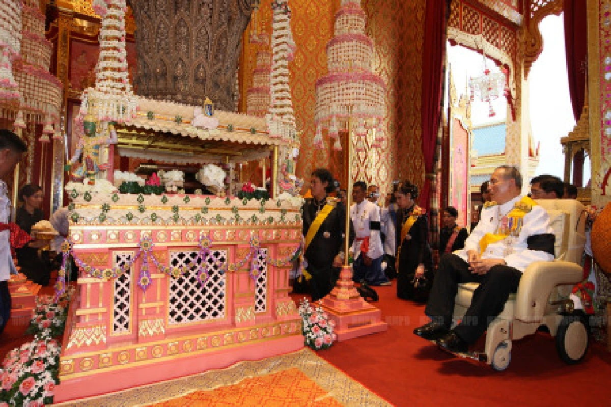 ในหลวงเสด็จพระราชทานเพลิงพระศพ