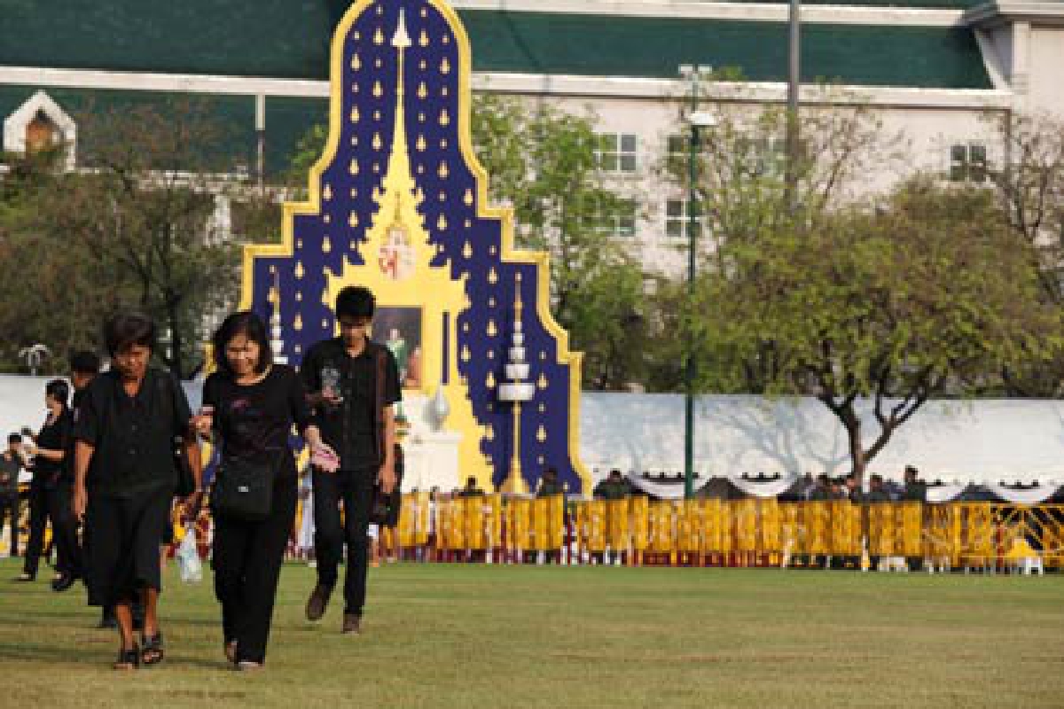 ประชาชนทยอยถวายดอกไม้จันทน์ ประชาชนทยอยถวายดอกไม้จันทน์