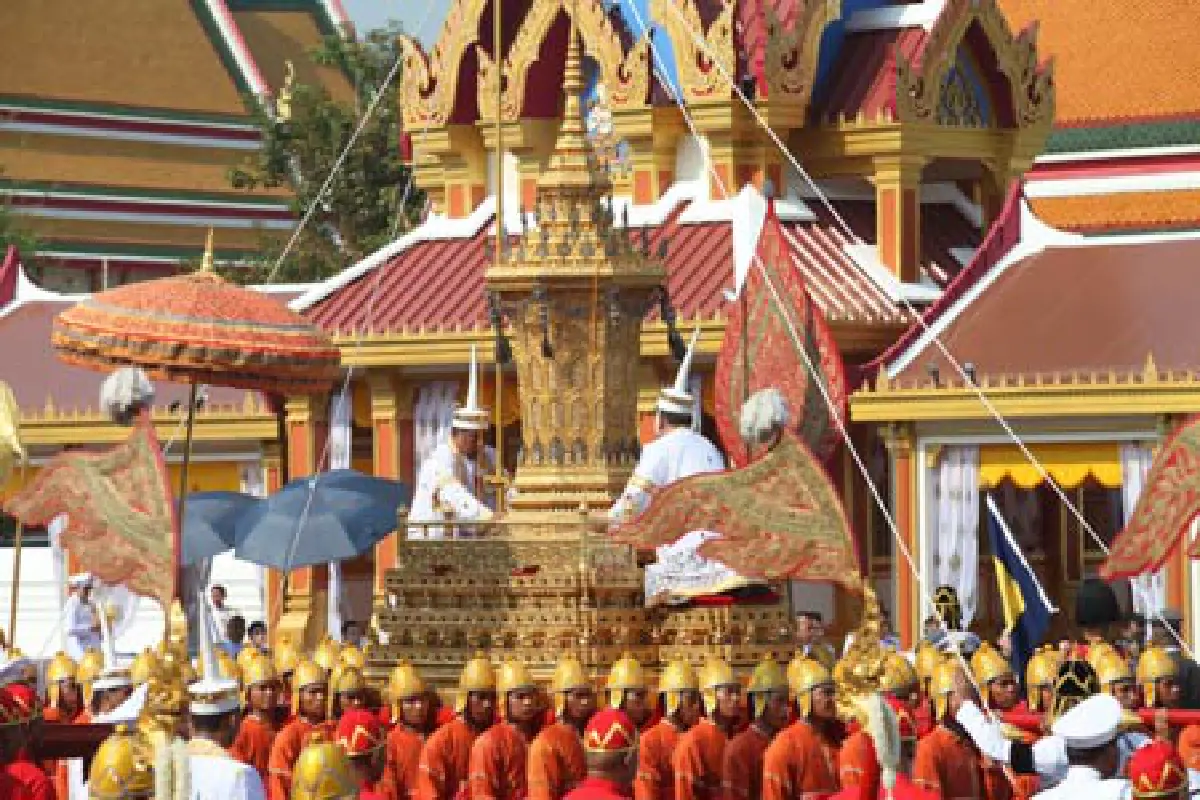 พระบรมฯเสด็จเชิญพระโกศเจ้าฟ้าเพชรรัตนออกพระเมรุ