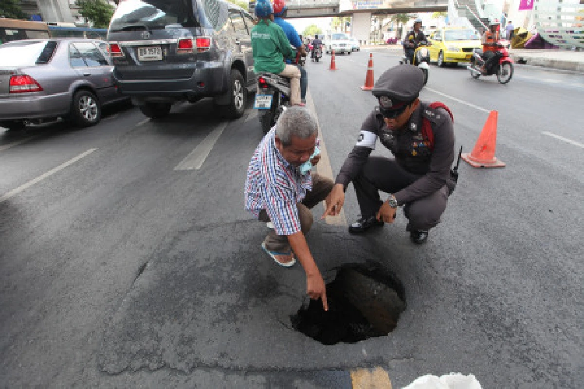 ระทึก!ถนนพญาไททรุดกว้าง 60 ซม.