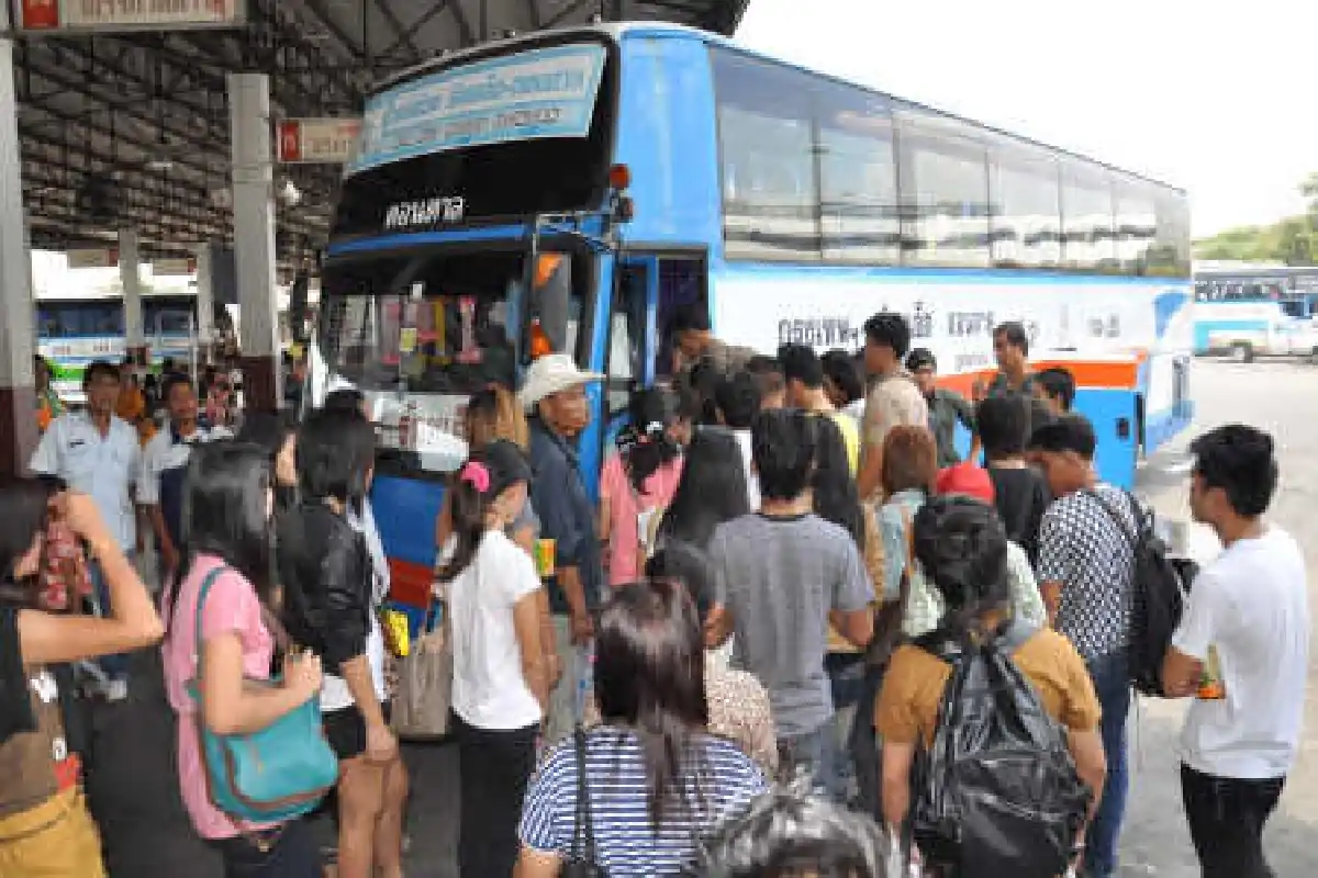 คนอีสานทยอยกลับบ้านฉลองสงกรานต์