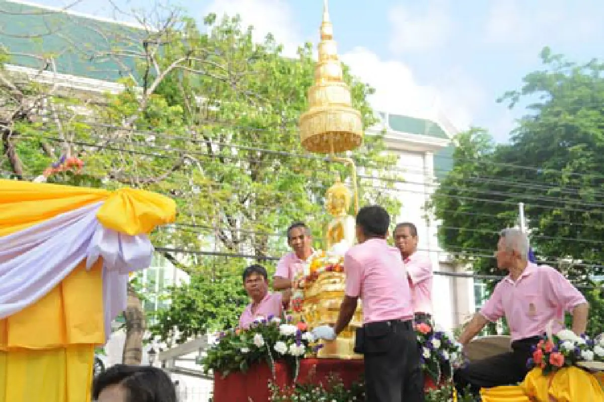 กทม.อัญเชิญพระพุทธสิหิงค์ให้สรงน้ำสงกรานต์