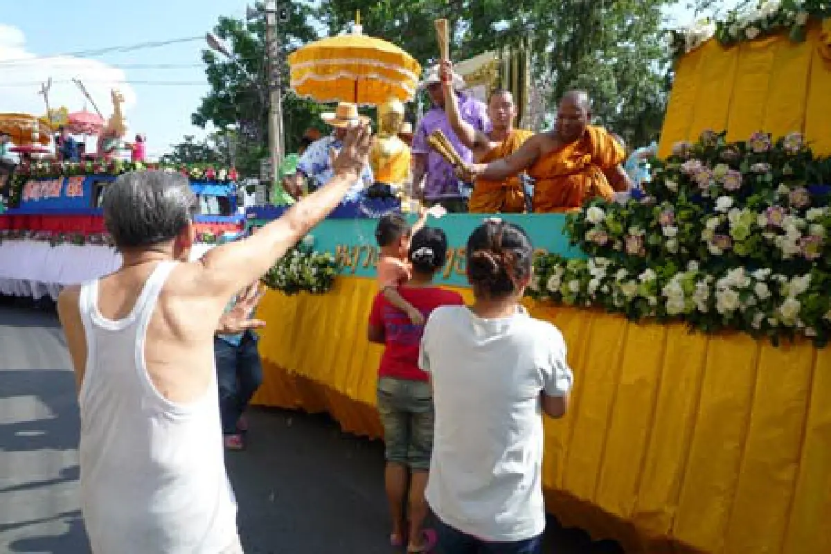 แปดริ้วจัดขบวนแห่หลวงพ่อโสธร