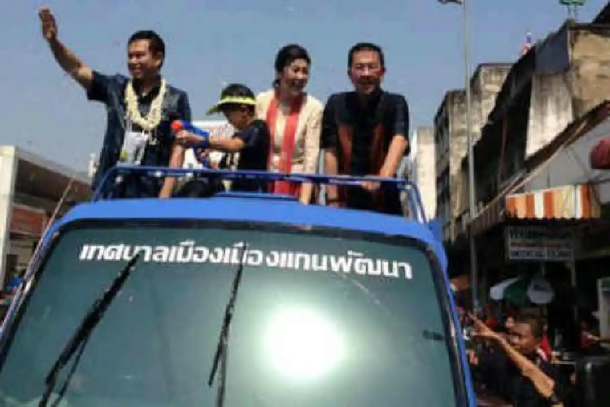 ประมวลภาพนายกฯร่วมประเพณีสงกรานต์