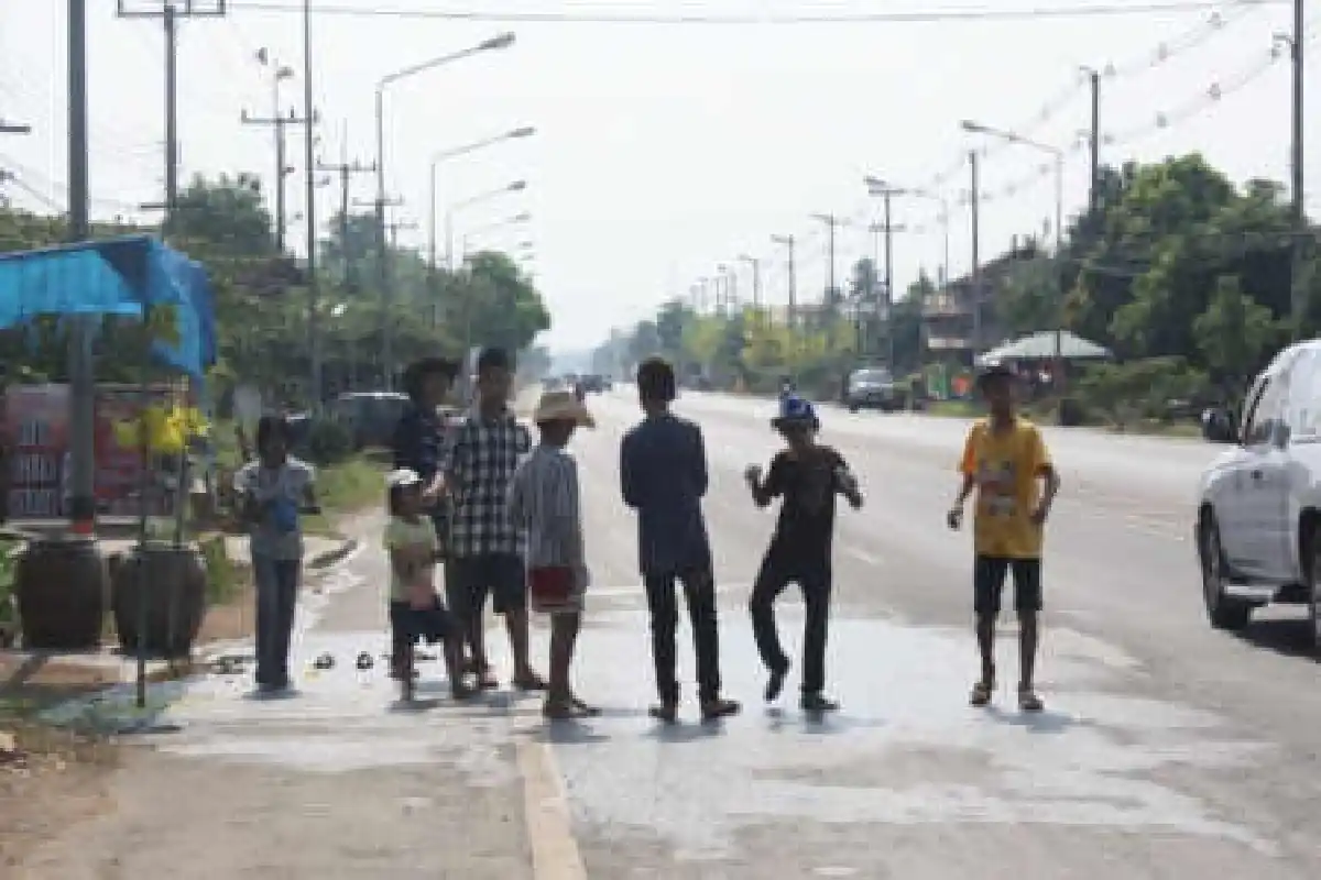 เตือนปล่อยเด็กเล่นสงกรานต์ข้างถนนอันตราย