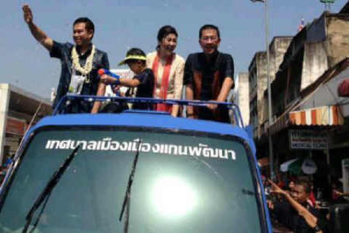 ประมวลภาพนายกฯร่วมประเพณีสงกรานต์ ประมวลภาพนายกฯร่วมประเพณีสงกรานต์