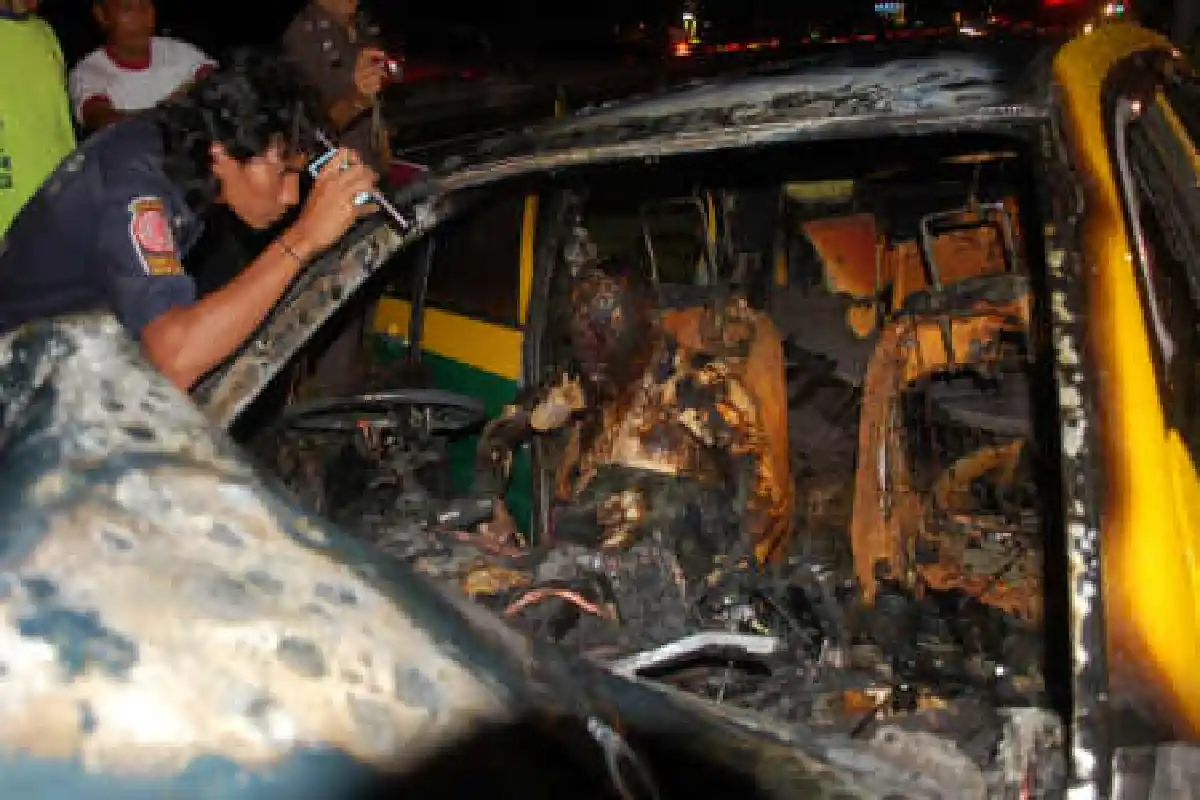 แท็กซี่ซิ่งชนตอหม้อไฟลุกท่วมคันดับคาที่