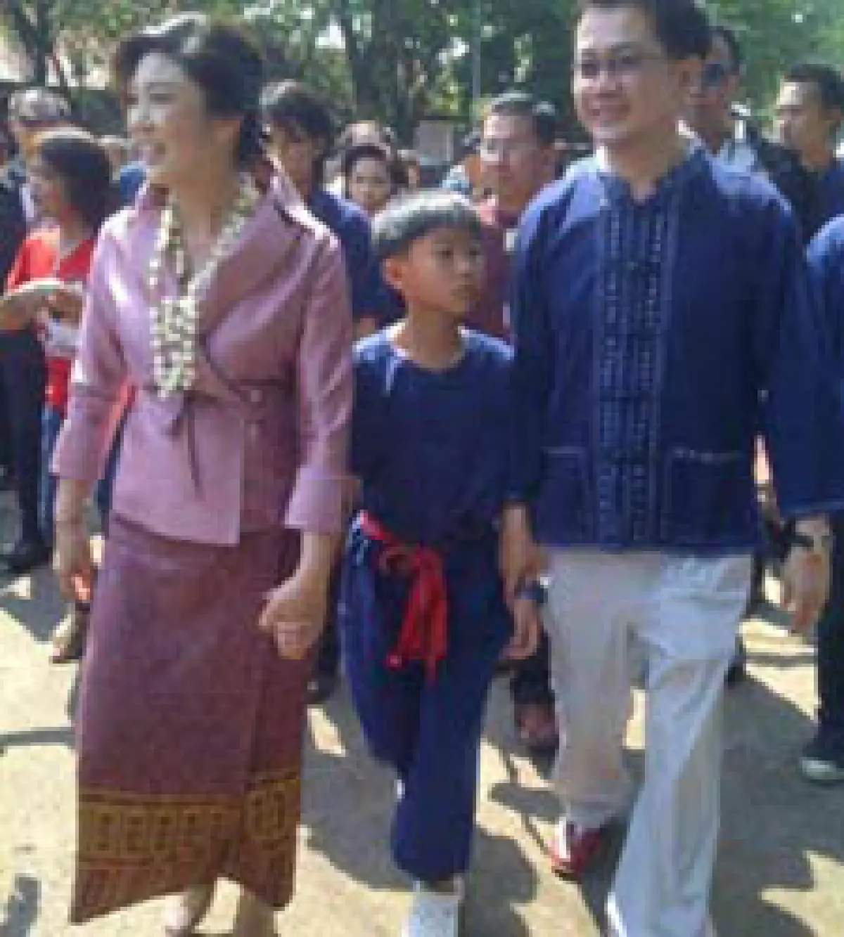 ยิ่งลักษณ์ทำบุญกระดูกบรรพบุรุษสันกำแพง