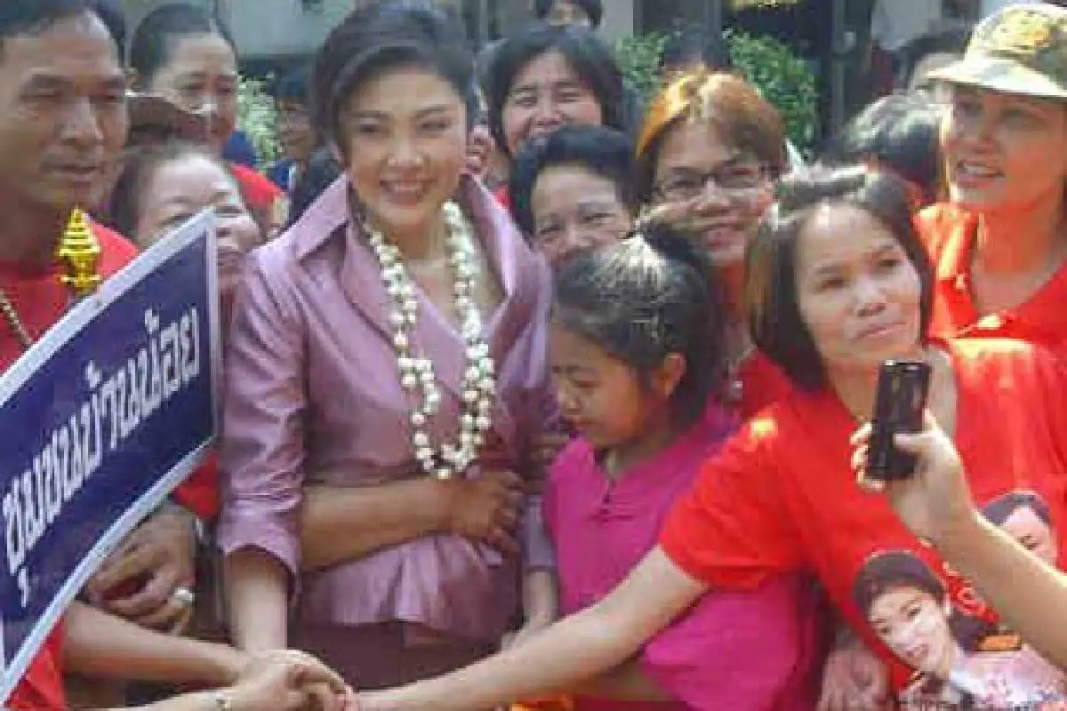 ยิ่งลักษณ์ทำบุญกระดูกบรรพบุรุษสันกำแพง