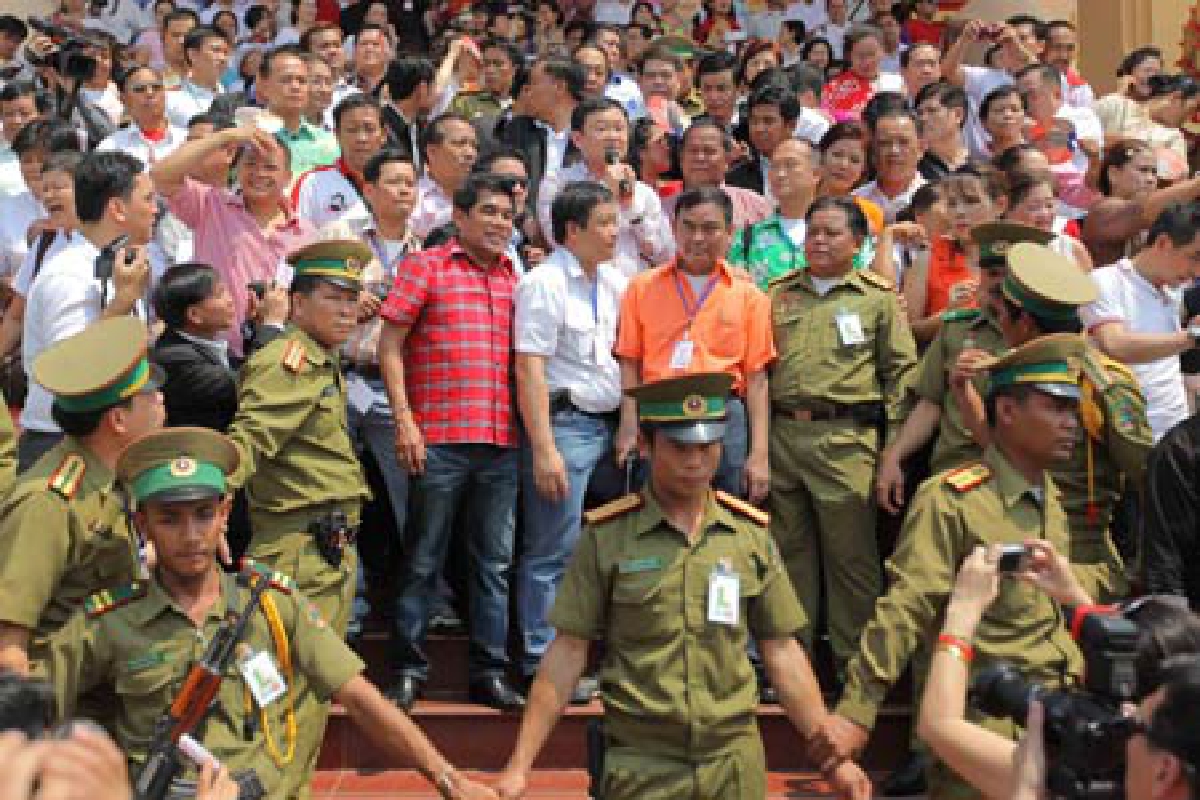 ทูตแจงทักษิณเข้าลาวเพราะสัมพันธ์ส่วนตัว ทูตแจงทักษิณเข้าลาวเพราะสัมพันธ์ส่วนตัว