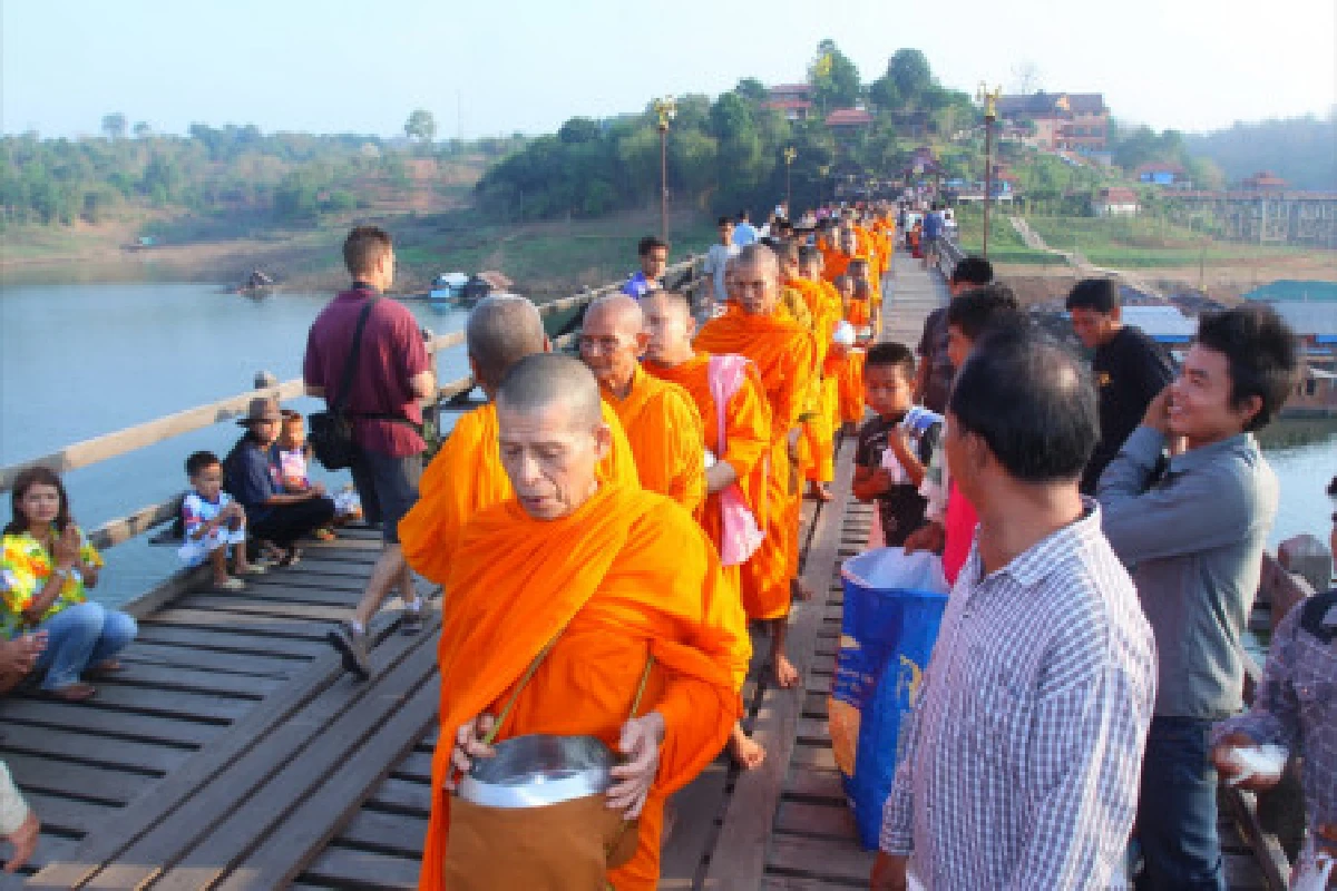 สังขละบุรีแน่นแห่เที่ยวสงกรานต์