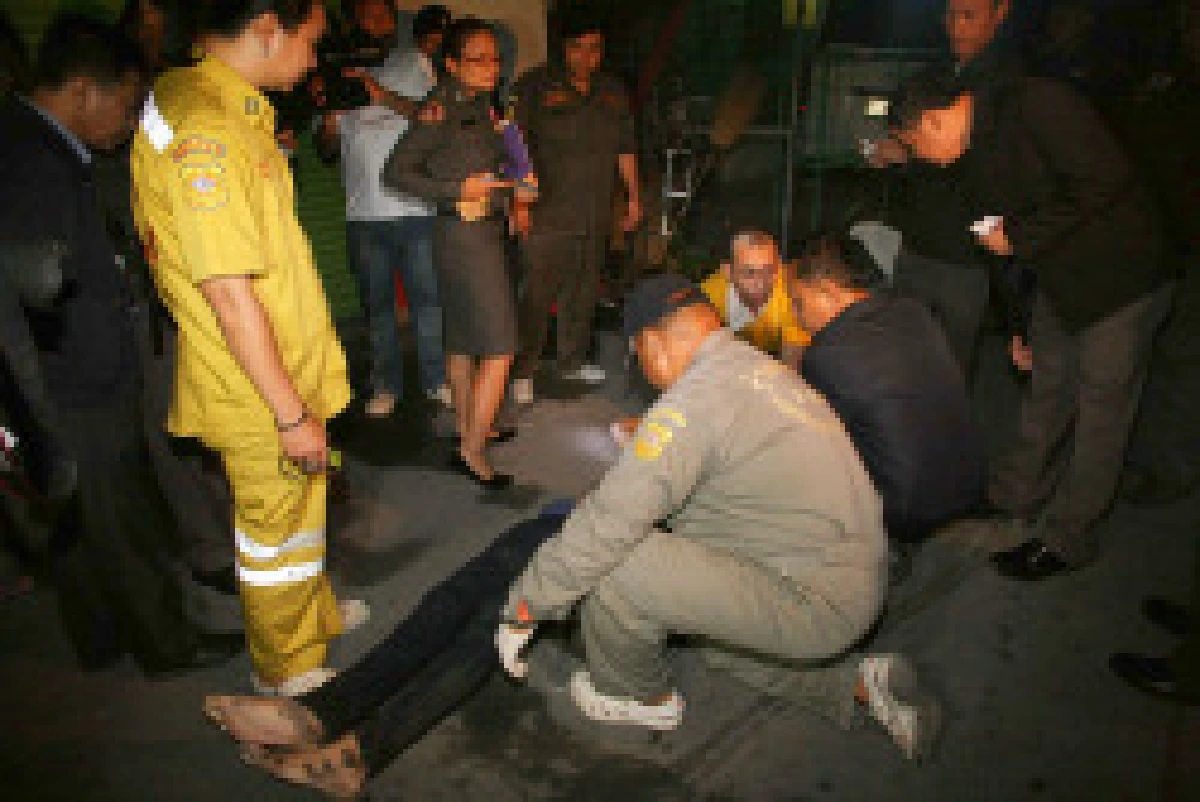 โจ๋เขม่นกลางผับอตก.รุมแทงดับ