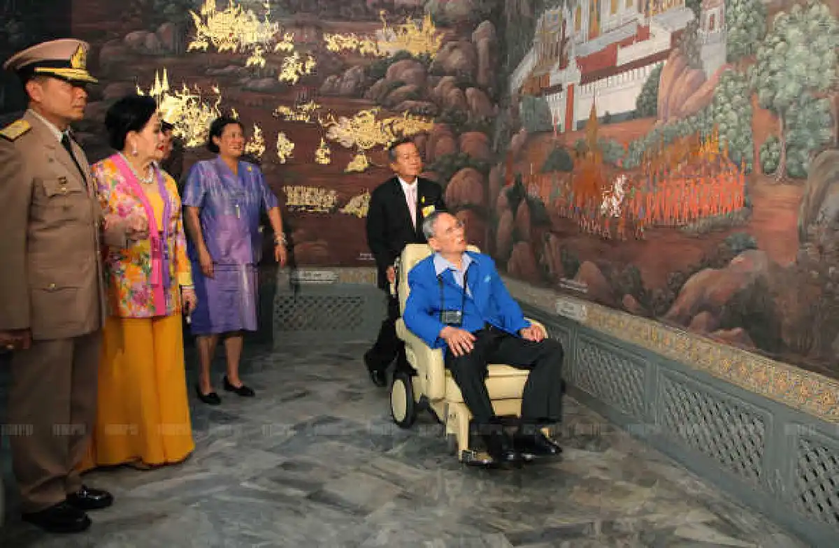 "ในหลวง-ราชินี"เสด็จฯทอดพระเนตรจิตรกรรมฝาผนัง