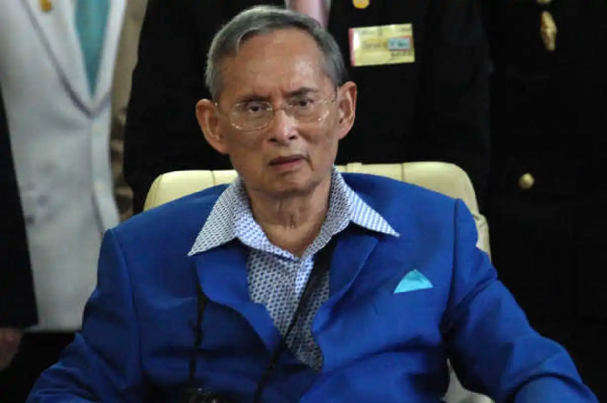 "ในหลวง-ราชินี"เสด็จฯทอดพระเนตรจิตรกรรมฝาผนัง