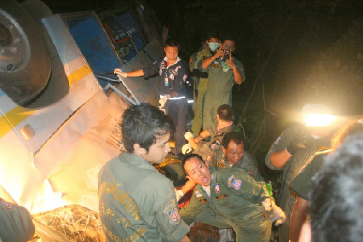 รถทัวร์พลิกคว่ำดับสยองคอขาด