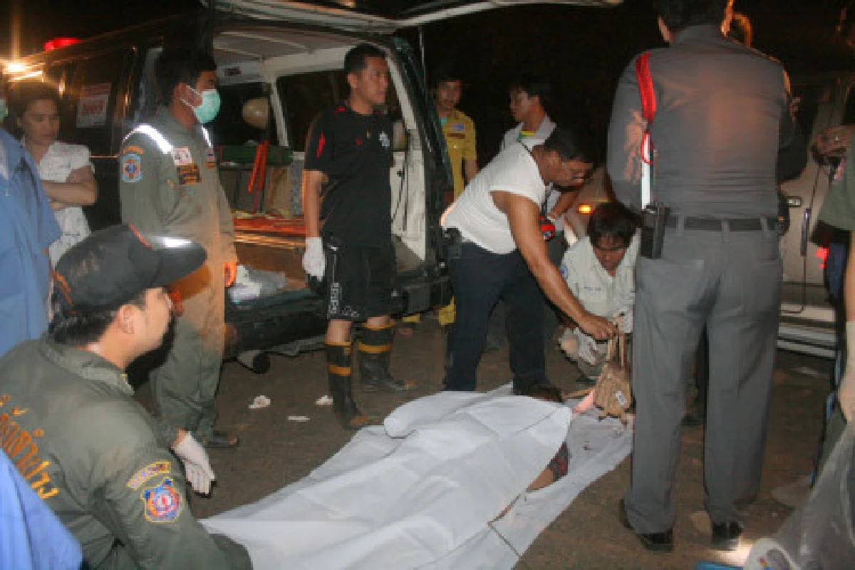 รถทัวร์พลิกคว่ำดับสยองคอขาด