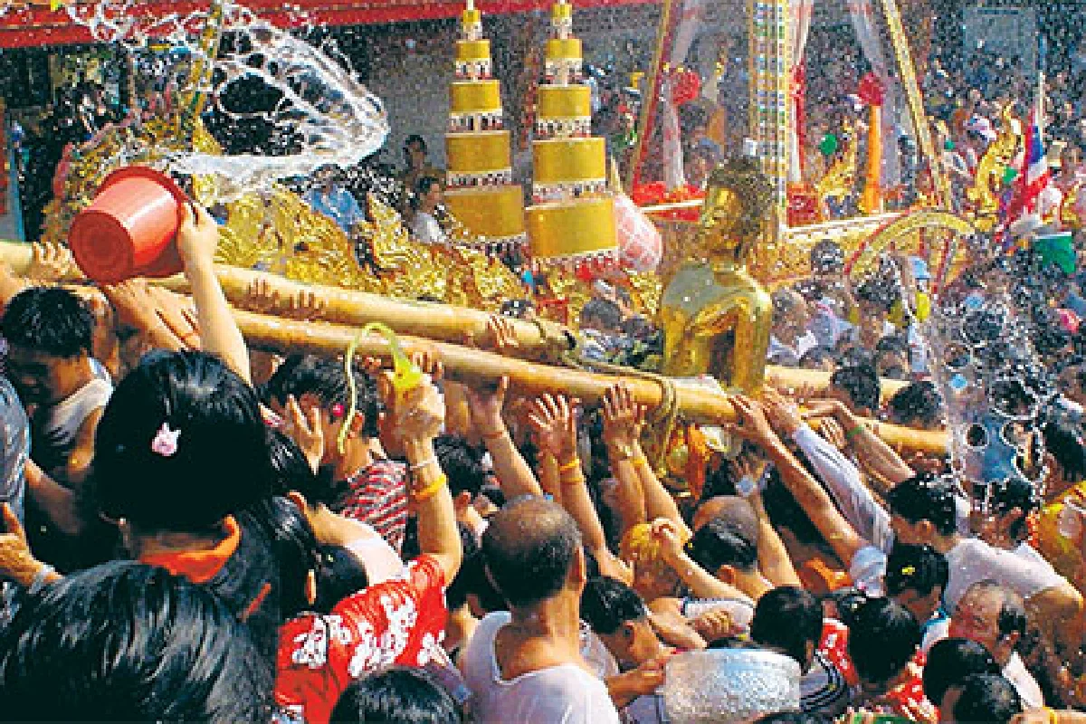 อย่าลืมสรงน้ำ ‘พระในบ้าน’