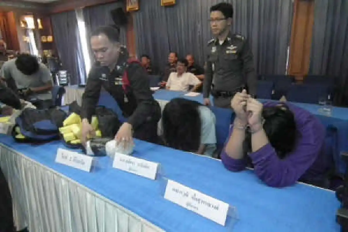 ตร.เชียงรายรวบ2โจ๋ขนยาบ้า1.58 แสนเม็ด