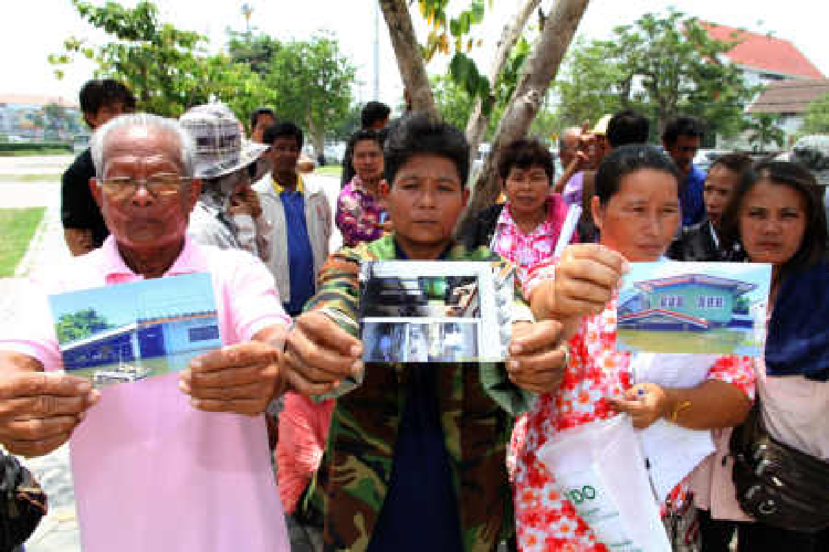 ชาวบ้านกรุงเก่าประท้วงจ่ายเงินน้ำท่วมน้อย ชาวบ้านกรุงเก่าประท้วงจ่ายเงินน้ำท่วมน้อย