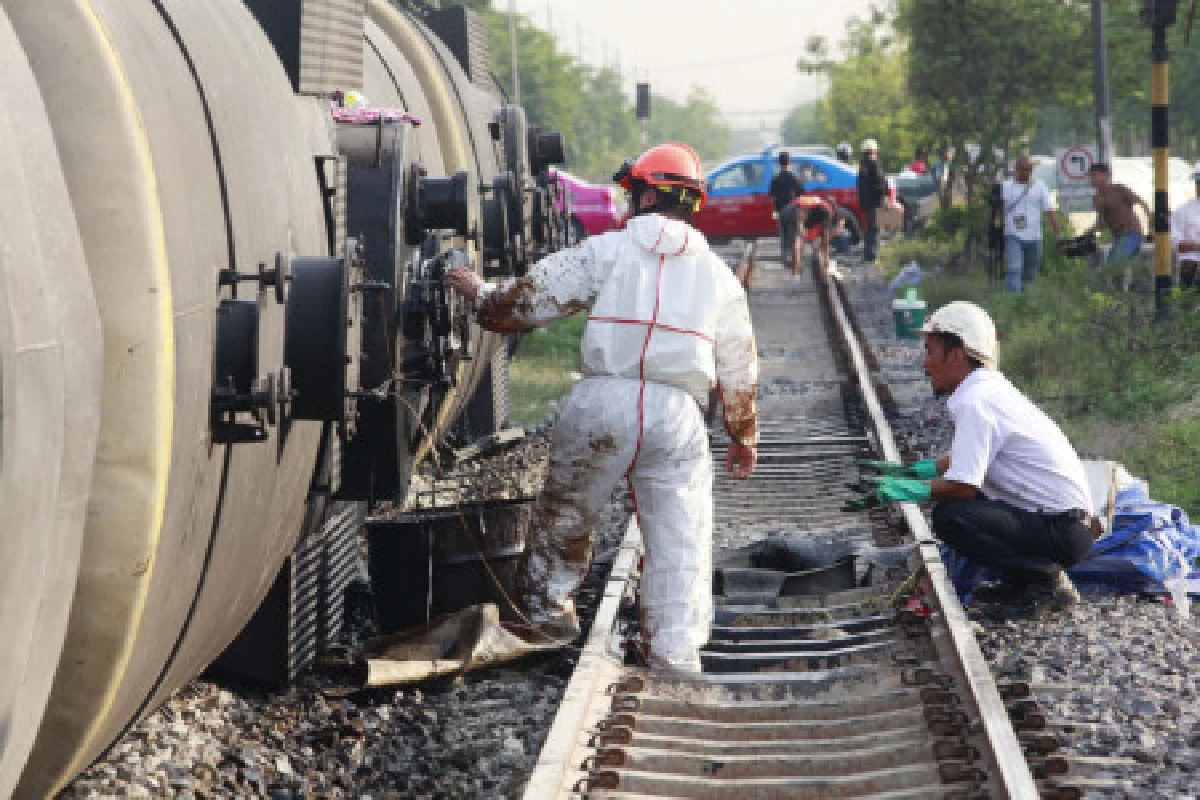 รถไฟบรรทุกน้ำมันดิบตกรางดอนเมือง