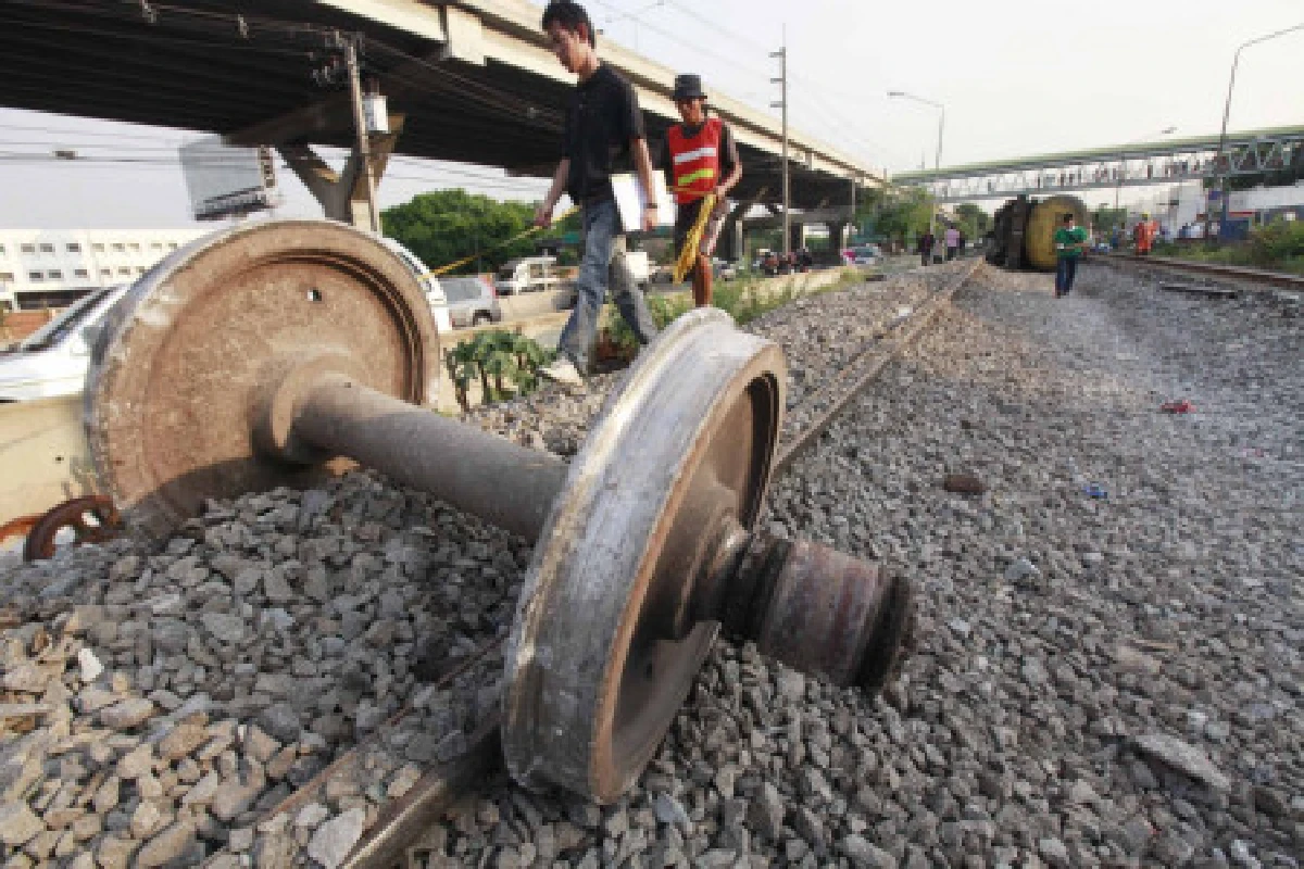 รถไฟบรรทุกน้ำมันดิบตกรางดอนเมือง