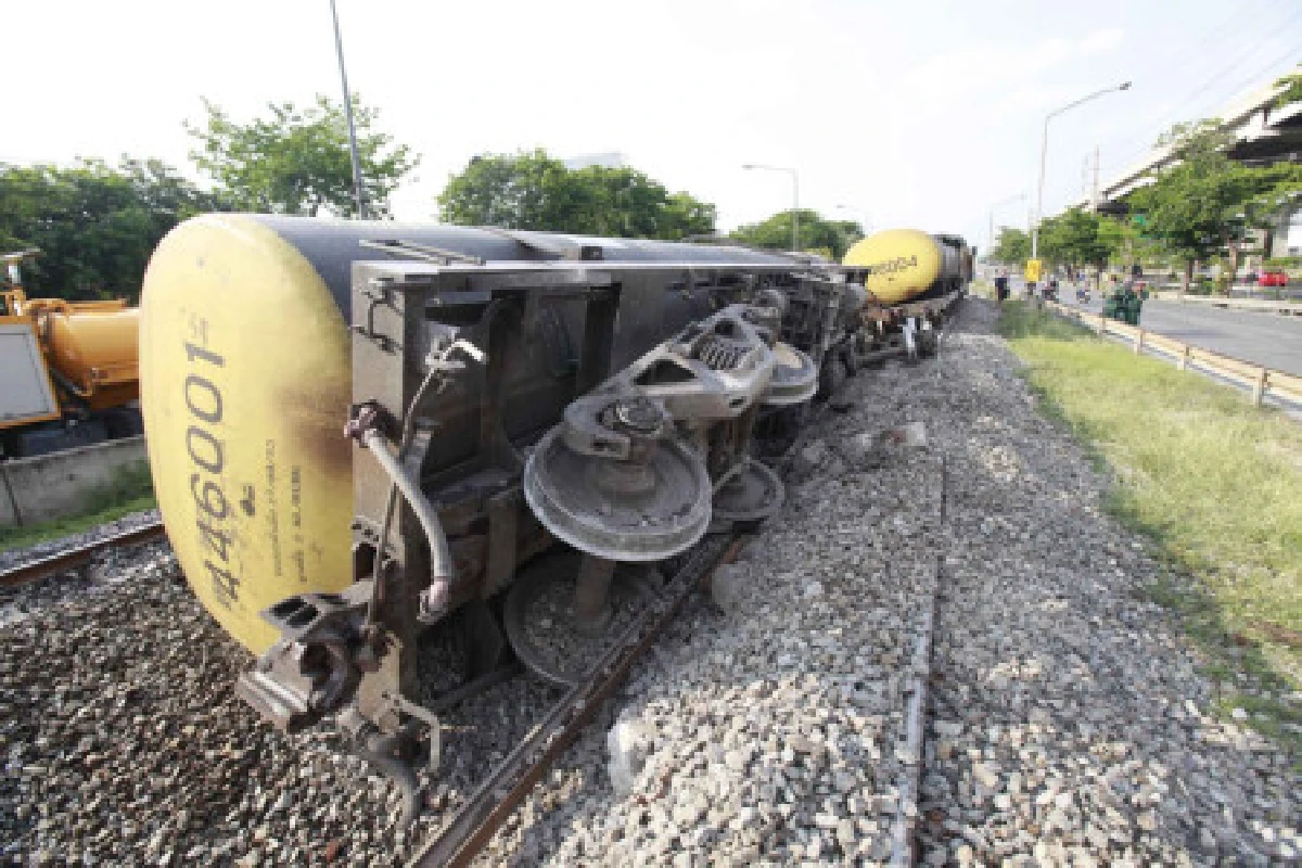 รถไฟบรรทุกน้ำมันดิบตกรางดอนเมือง