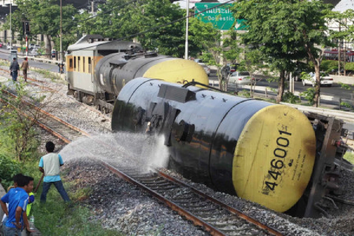รถไฟบรรทุกน้ำมันดิบตกรางดอนเมือง