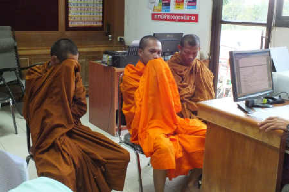 รวบพระวัดดังค้ายาบ้า รวบพระวัดดังค้ายาบ้า