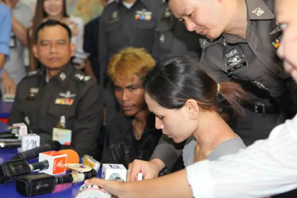หนุ่มคลั่งใช้ปืนจี้สาวเป็นตัวประกัน