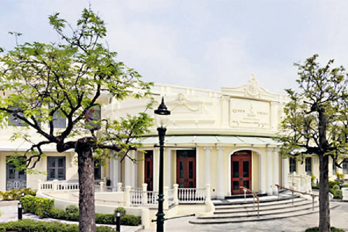 ราชพัสตราภรณ์ล้ำค่า จากผ้าภูมิปัญญาท้องถิ่นไทย