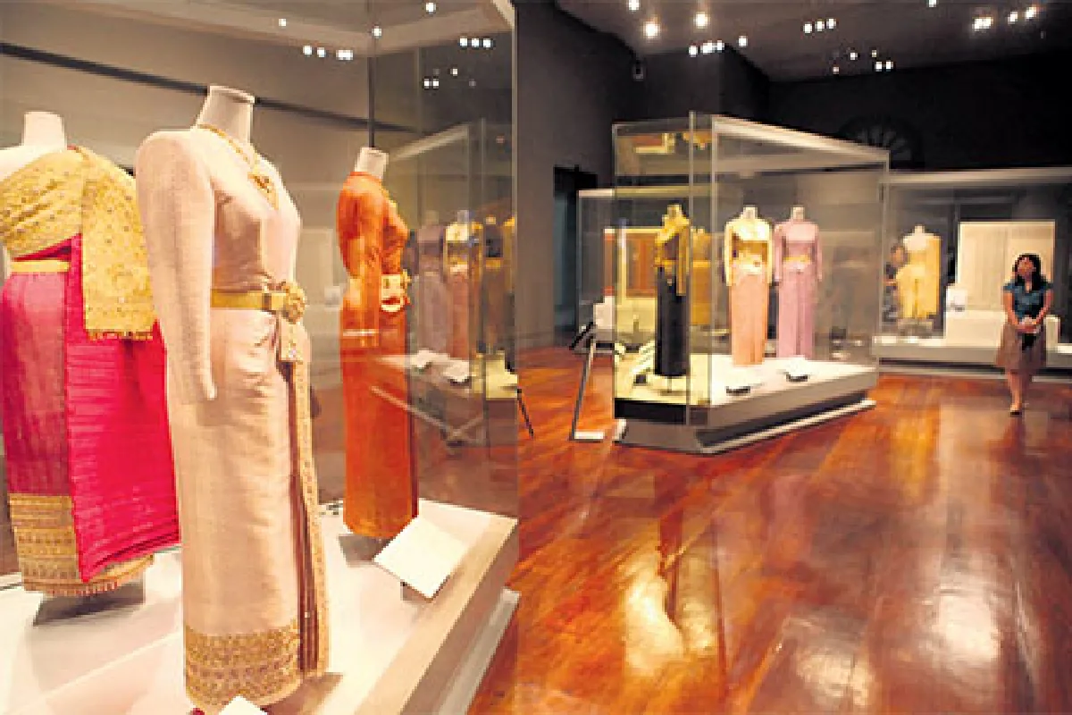 ราชพัสตราภรณ์ล้ำค่า จากผ้าภูมิปัญญาท้องถิ่นไทย