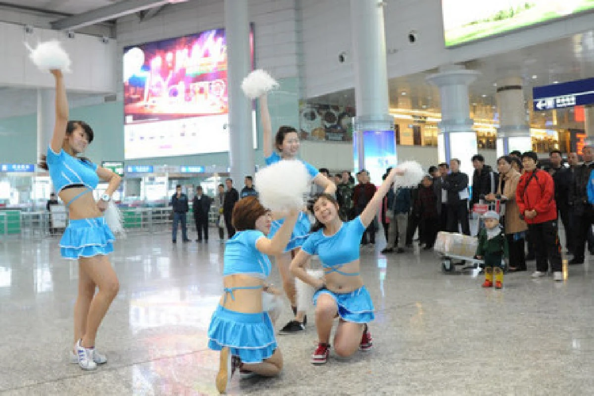 จีนขนเชียร์ลีดเดอร์คลายเครียดผู้โดยสารเครื่องบิน