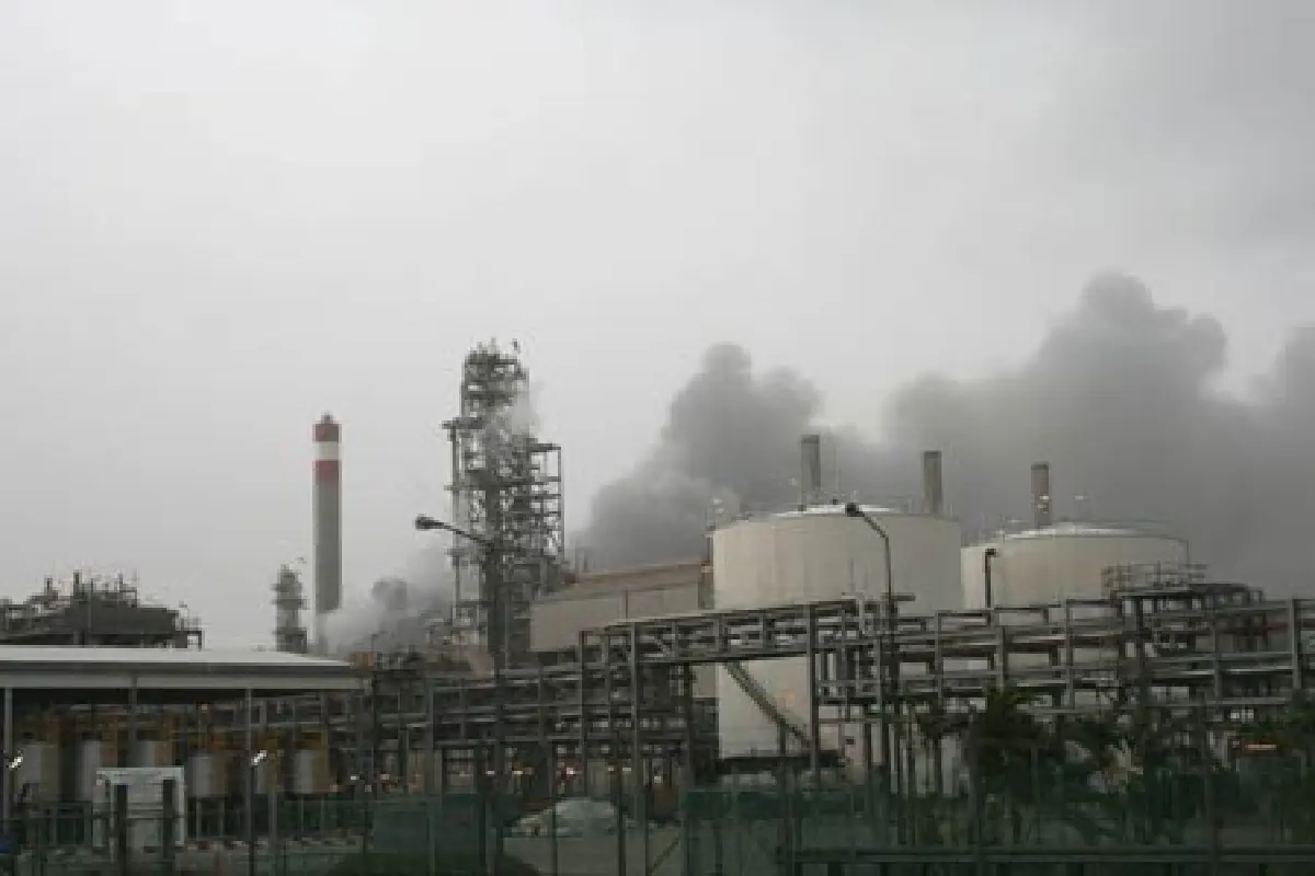 ไฟไหม้โรงงานผลิตสารเคมีระยอง-หนีตายวุ่น