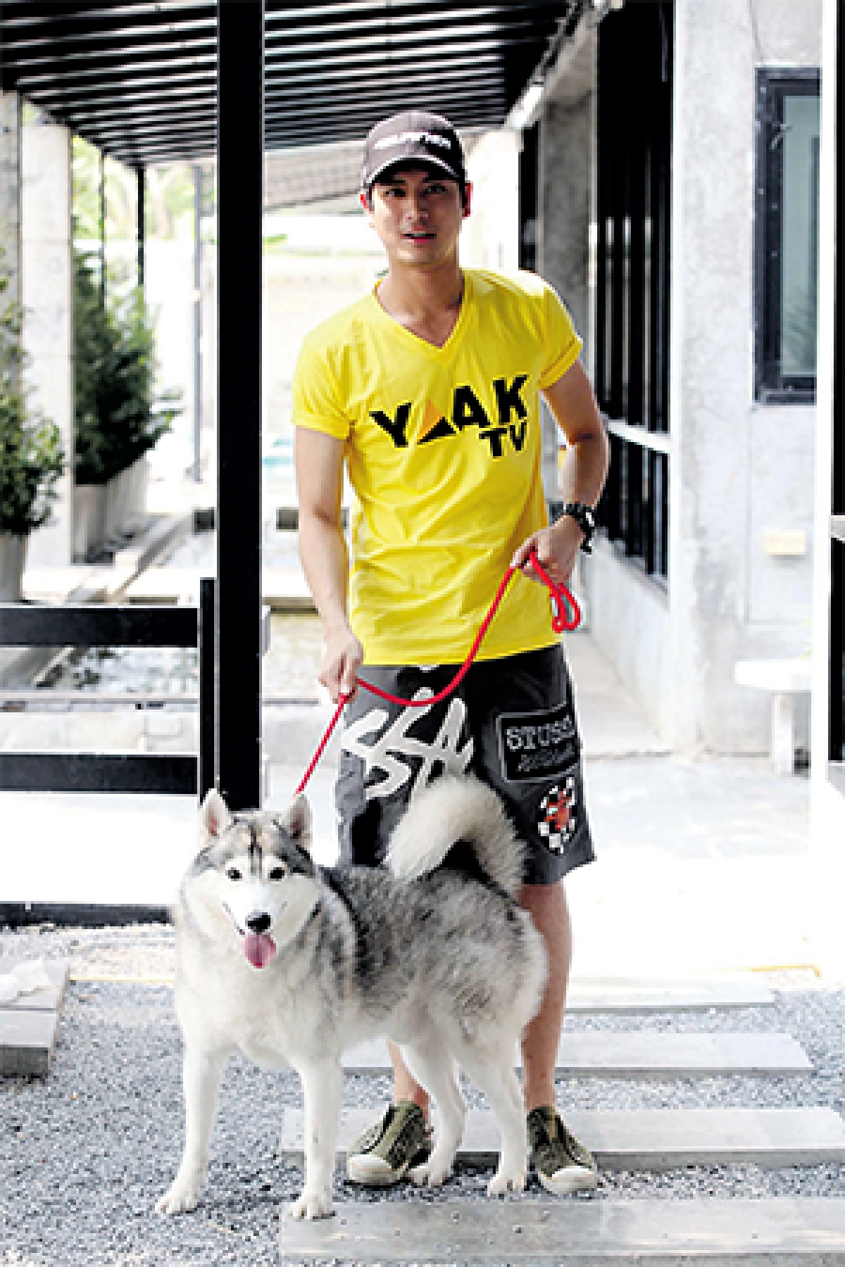 ปั้นจั่นกับฮอว์กกี้ หนุ่มดื้อกับหมาดื้อ...ที่ดื้อพอๆ กัน