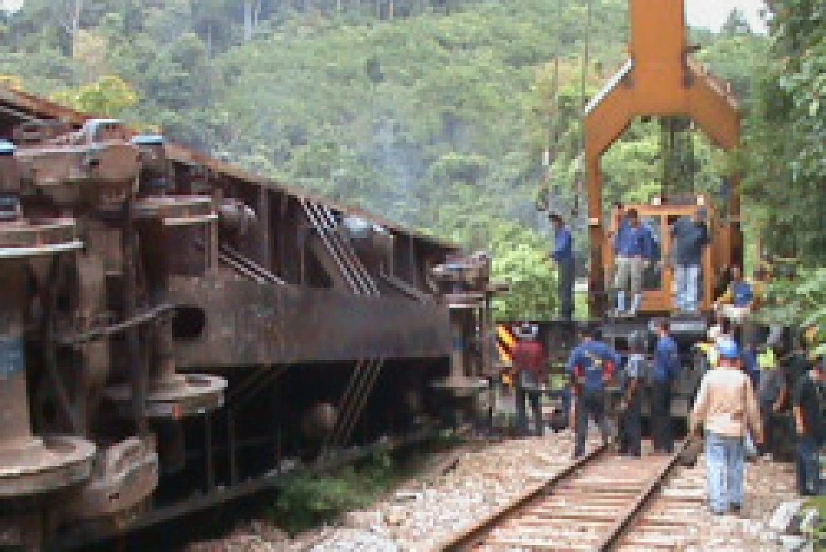 เร่งกู้รถไฟตกรางนครฯพร้อมจัดรถขนผู้โดยสาร