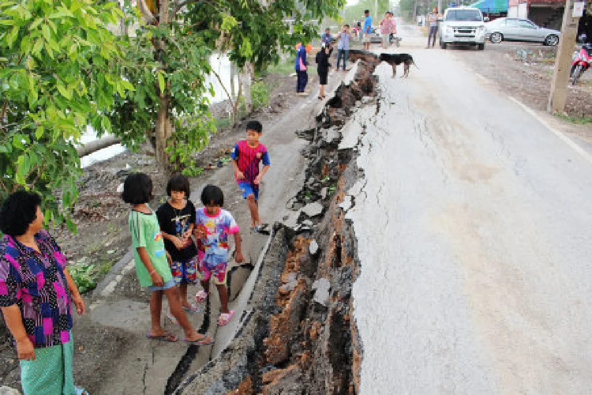 ชาวคลองหลวงผวาถนนทรุดยาว2เมตร