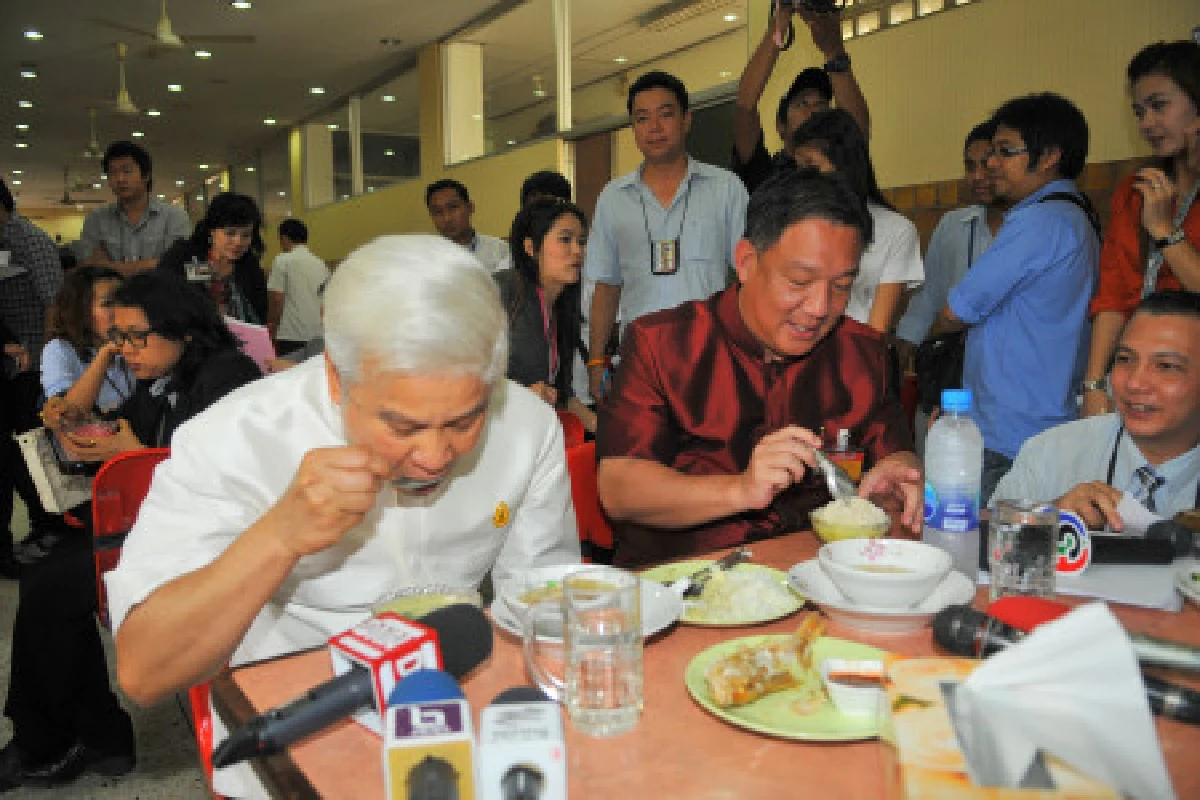 โต้งกินข้าวโชว์ย้ำภาพรวมราคาสินค้ายังทรงตัว