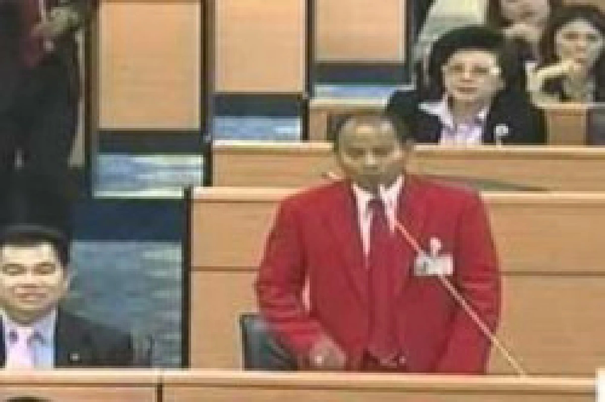เตือนจ่าประสิทธิ์เลิกใส่สูทแดงเข้าสภา