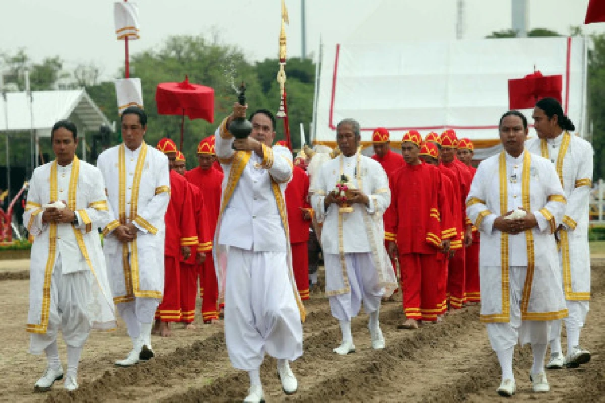 สมเด็จพระบรมฯเสด็จงานพระราชพิธีพืชมงคล