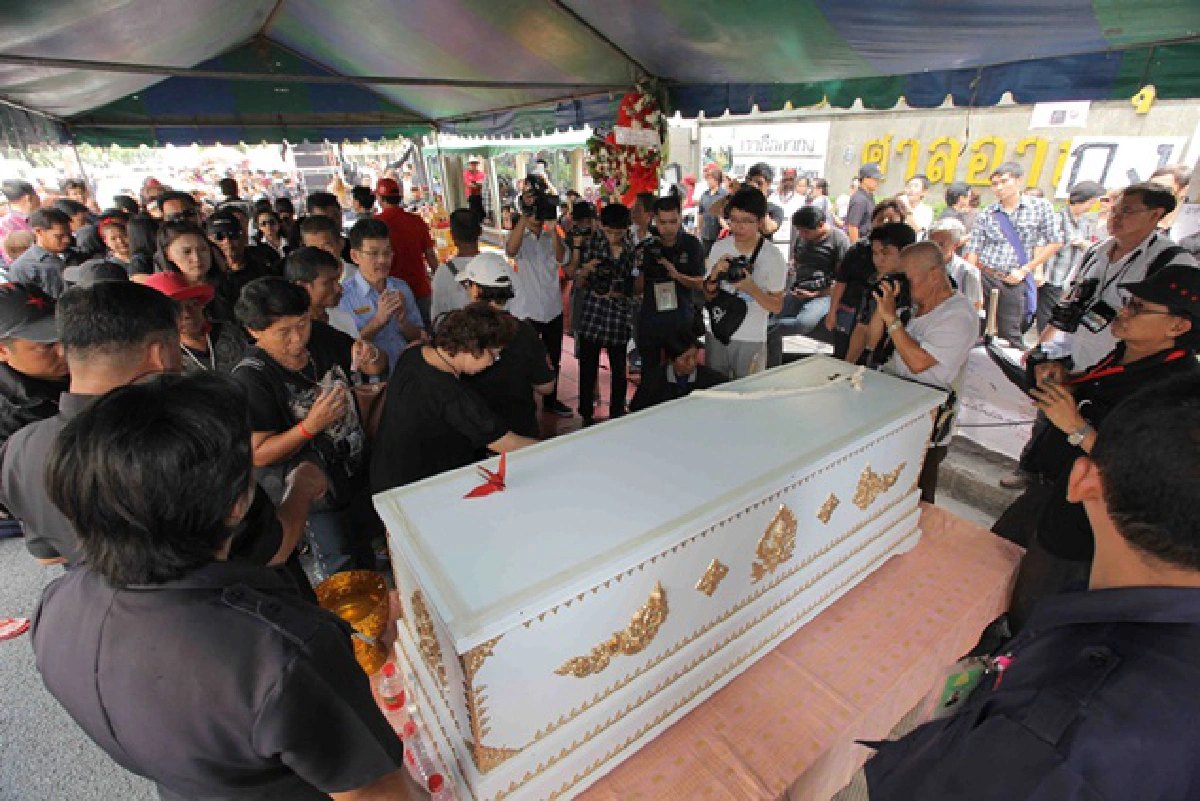 Don't mix death and politics, reds told