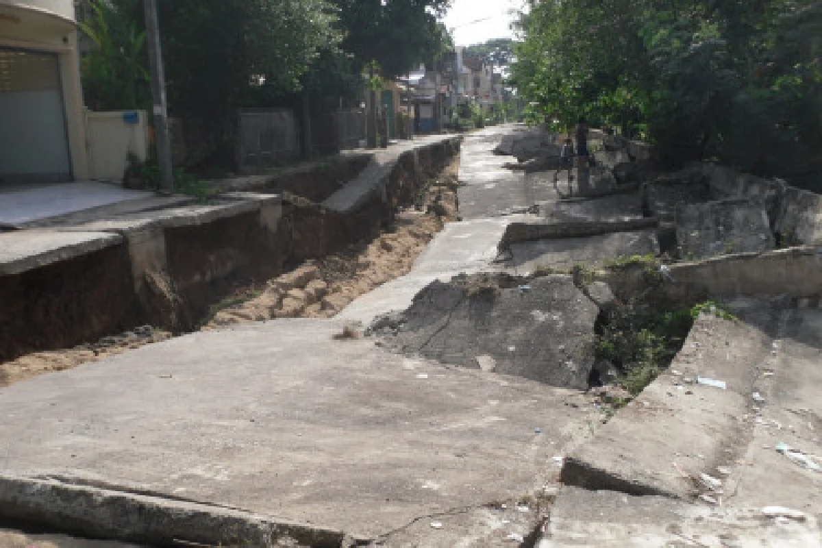 ดินยุบตัวในหมู่บ้านกลางเมืองคอนฯ