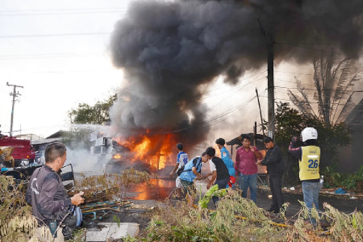 ไฟไหม้ชุมชนแปดไร่ปทุมฯวอด8หลัง
